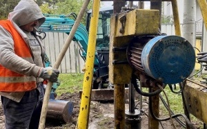 TRWAJĄ PRACE STABILIZUJĄCE GRUNT (7)