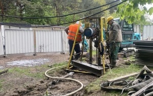 TRWAJĄ PRACE STABILIZUJĄCE GRUNT (6)