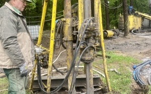 TRWAJĄ PRACE STABILIZUJĄCE GRUNT (5)