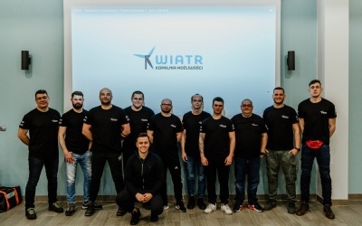 KOLEJNI GÓRNICY ROZPOCZĘLI SZKOLENIE NA TURBINACH WIATROWYCH (4)