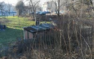 Niewielka skarpa i budynki gospodarcze do rozbiórki w części południowej.