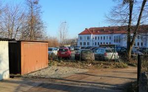 Kompleks garaży blaszanych w południowej części nieruchomości. Wjazd na teren nieruchomości przez parking Ośrodka Zdrowia