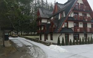 Zabudowa mieszkaniowa pensjonatowa w bezpośrednim sąsiedztwie nieruchomości