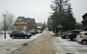 Droga wewnętrzna łącząca nieruchomości mieszkaniowe z ul. Strzelców Podhalańskich. Ostatni fragment drogi na działkach prywatnych - brak dostępu nieruhcomości do drogi publicznej