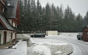 Parking pensjonatu sąsiadującego od strony południowej