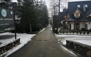 Zjazd z drogi głównej ul. Strzelców Podhalańskich na drogę wewnętrzną komunikującą zabudowę z drogą publiczną